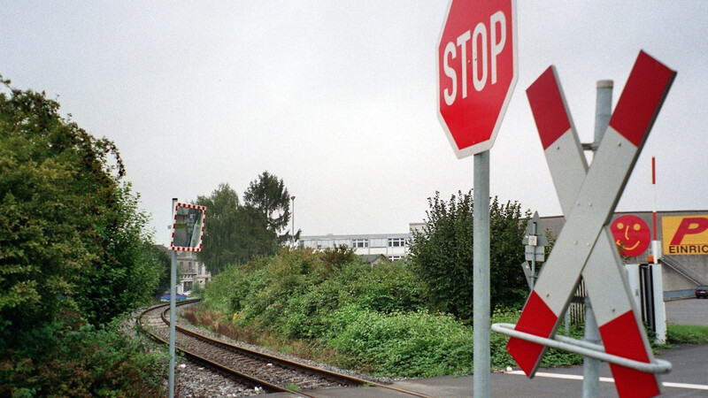 An einem Bahnübergang in Moosburg hat sich am Freitag ein Unfall ereignet (Symbolbild).