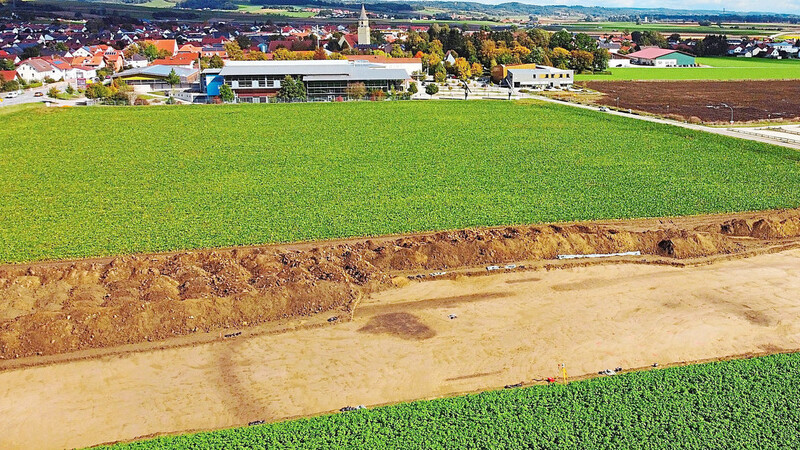 Die Ausgrabung in Essenbach aus der Luft: Deutlich sind die verfüllten Gräben der Befestigungsanlage (dunkle Verfärbungen des Bodens) sowie der Torbereich zu erkennen.