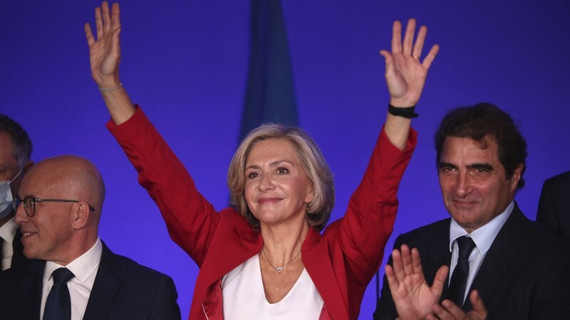 Valérie Pécresse setzt sich in der Stichwahl gegen Éric Ciotti (l.) durch. Mit auf der Bühne steht Christian Jacob, Parteichef der französischen Republikaner.