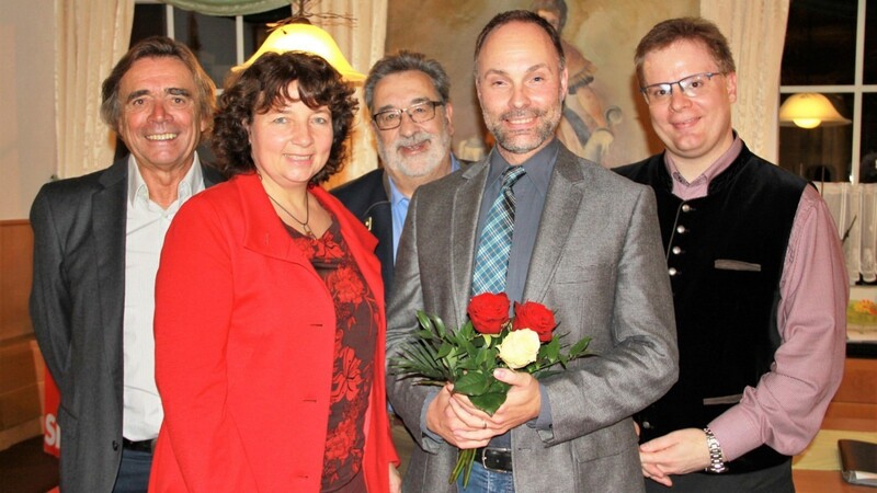 Gunnar Marcus (2.v.r.) ist der SPD-Bürgermeisterkandidat. Gerd Beubl (v.l.), Ruth Müller, Herbert Bengler und Mathias Kern gratulierten.