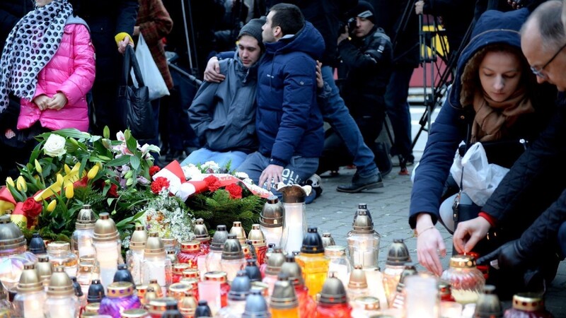 Weltweit gedenken Menschen den Opfern der Terroranschläge von Paris, wie hier vor der französischen Botschaft in Warschau.
