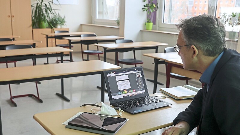 So mancher Lehrer sitzt derzeit vor leeren Reihen im Klassenzimmer und hält digitalen Unterricht. Der Freistaat Bayern finanziert jetzt Dienst-Laptops für Lehrkräfte im Kreis Kelheim, damit sie mit ihren Schützlingen auch während des Lockdowns in Verbindung bleiben können.