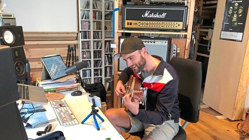 Gitarrenlehrer Michael Reiß beim Online-Unterricht in seinem kleinen Tonstudio bei sich zu Hause.