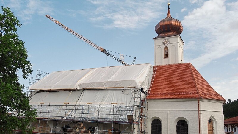 Während der Dachsanierung schützte ein Notdach das Innere der Kirche. Als ein Sturm diesen Sommer die Plane wegwehte, reagierten die Handwerker sofort und stellten den Schutz schnell wieder her.