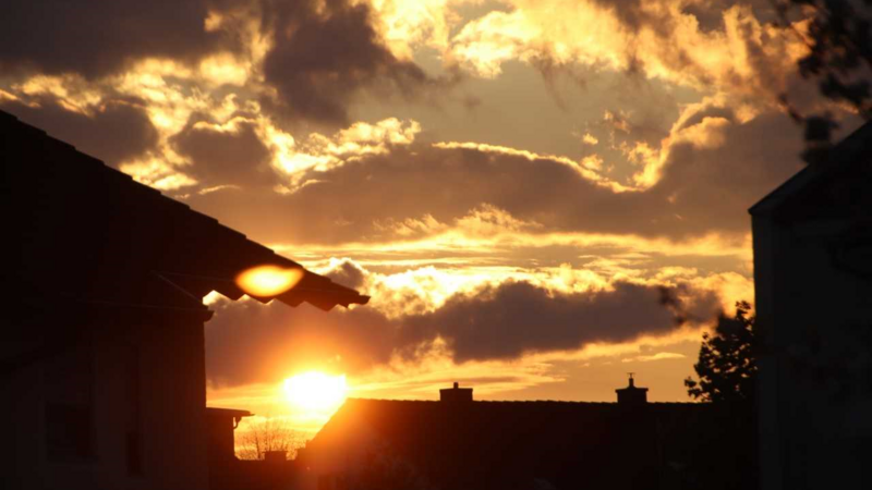 Sonnenuntergang mal mit einer anderen Perspektive: Von seiner Küche aus hat der Dingolfinger LZ-Leser Hermann Hierl zwischen den Kaminen und Dachgiebeln der Nachbarschaft einen glitzernden Sonnenstrahl mit Restbewölkung fotografisch festgehalten.