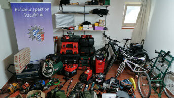 Die Polizei hat diverses Diebesgut in einem Haus im Straubinger Osten gefunden.