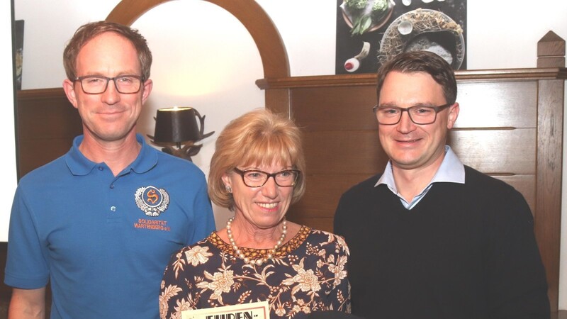 Sonja Drechsler (Mitte) ist seit 20 Jahren Vereinsmitglied. Es gratulierten Vorsitzender Robert Schweiger (l.) und sein Stellvertreter Markus Remde.