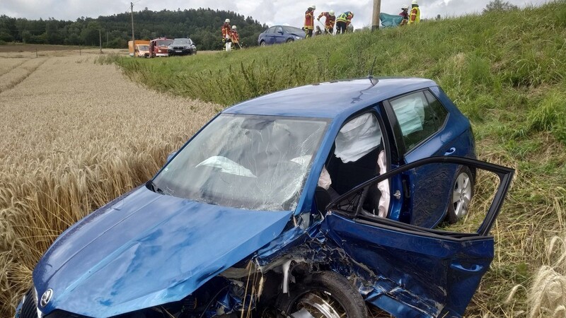 Zwischen Gfäll und Schillertswiesen sind zwei Autos frontal zusammengestoßen. Beide Fahrerinnen haben sich dabei schwer verletzt.