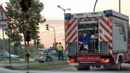 Kurioser Unfall am frühen Dienstagmorgen im Bereich der Landshuter Straße in Regensburg: Dabei rammte ein Mazda ein Polizeiauto.