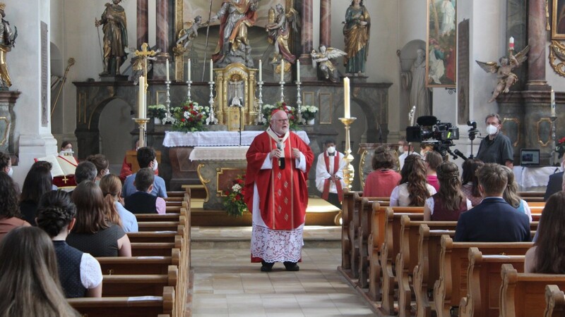 Kardinal Reinhard Marx sprach in der Gündlkofener Kirche zu den Firmlingen.