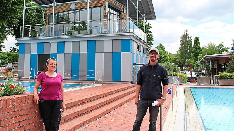 Fachangestellte für Bäderbetriebe Natascha Gimpel und Schwimmmeister Philipp Mora freuen sich auf die Wiedereröffnung des Freibads am Donnerstag.