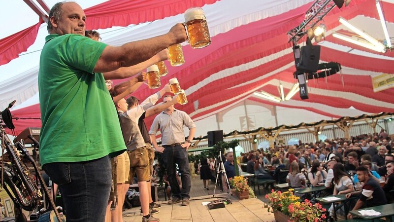 Maßkrugstemmen war eine Disziplin im Wettbewerb um den Titel "Viechtacher Bierkönig".