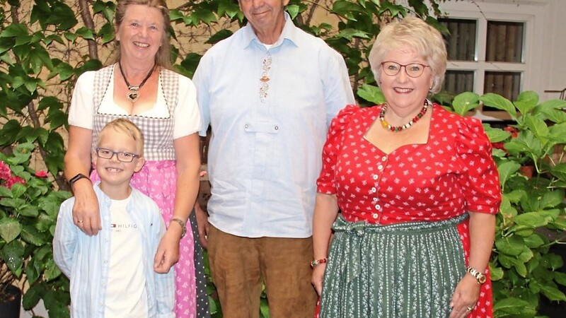 Rosmarie, Alfred und Enkel Joshua übergaben der Schatzmeisterin der Kinderlobby Straubing-Bogen, Heidi Ingerl, (rechts) einen Scheck über 580 Euro aus dem Veteranentreffen.