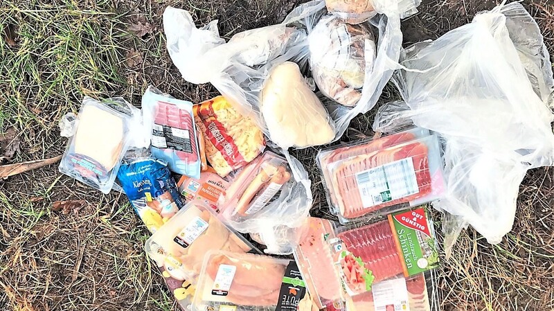 All diese Lebensmittel fand der junge Landwirt bei der Bahnunterführung "Sechsjoch" in Sünching.
