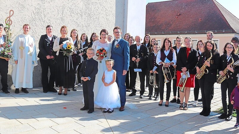 Die Blaskapelle Heinrichskirchen gratulierte.