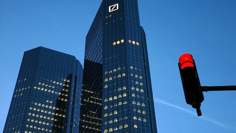 Die Türme der Deutschen Bank ragen hoch in den Himmel über Frankfurt am Main. Doch an der Finanzbasis des Geldhauses bröckelt es.