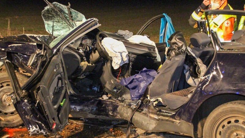 Das Auto des jungen Mannes wurde bei dem Unfall komplett zerstört. Feuerwehr, Polizei und ein Rettungshubschrauber waren an der Unfallstelle.