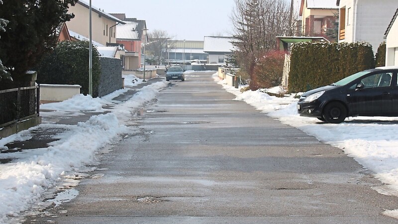 Von den Schadstellen her betrachtet, ist die Mozartstraße eine der schlechtesten Straßen in Otzing. Für die Sanierung der Straße wurde deshalb bereits Geld im Haushalt eingeplant.