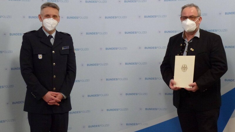 Vom Präsidenten der Bundespolizeidirektion München, Dr. Karl-Heinz Blümel (links), wurde Josef Bauer in den Ruhestand verabschiedet.