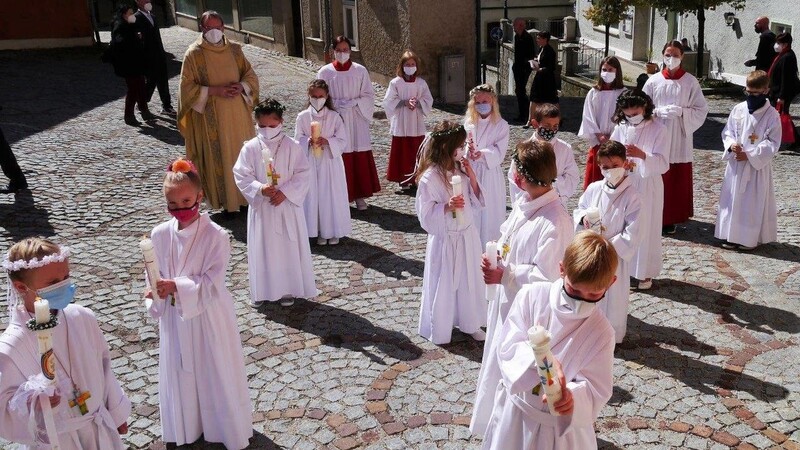 Die Erstkommunionkinder der Klasse 3a mit Stadtpfarrer Karl-Heinz Seidl nach der kirchlichen Feier vor der Sakristei.
