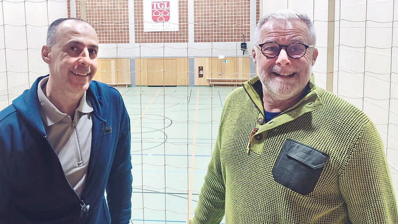 SUCHE BEENDET: Handball-Abteilungsleiter Klaus Wegmann (re.) begrüßte den neuen TG-Cheftrainer Boubekeur "Bob" Zermani (li.).