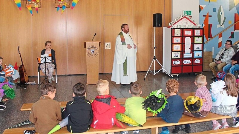 Am Ende des Gottesdienstes spendete Pfarrer Albert Hölzl den neuen Schülern Gottes Segen für das neue Schuljahr.