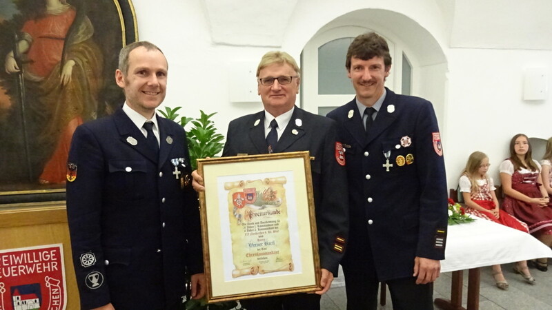 Kommandant Bachl (r.) und Vize-Vorstand Staudacher (l.) gratulierten zur Ernennung zum Ehrenkommandanten.