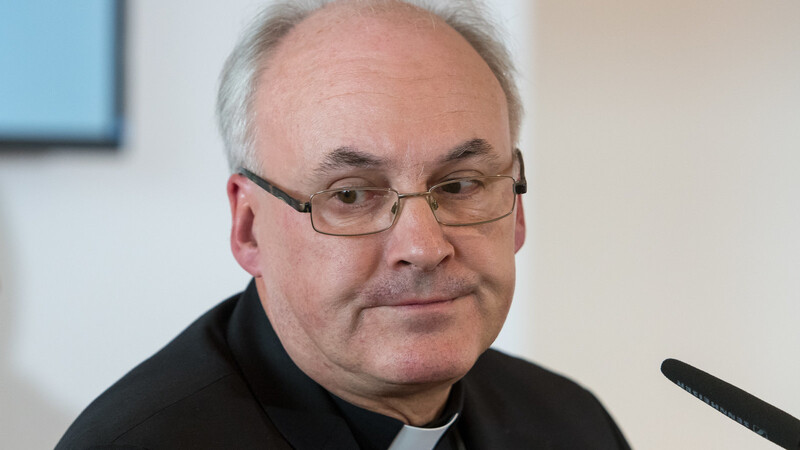 Bischof Rudolf Voderholzer spricht sich dafür aus, dass Gläubige wieder an Gottesdiensten teilnehmen.