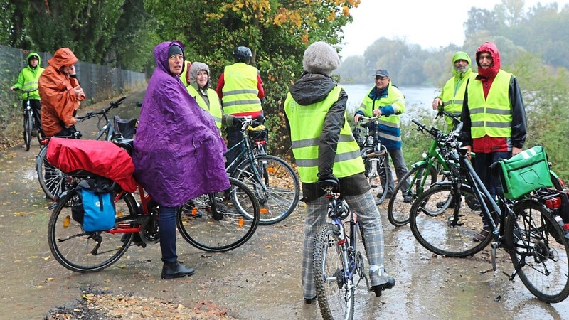 Auf dem Weg zur "Fahrradfreundlichen Kommune". Schlechtes Wetter war bei der Radtour mit der Jury im Oktober eine Herausforderung. Die Stadt hat das Siegel aber dann letztlich erhalten.