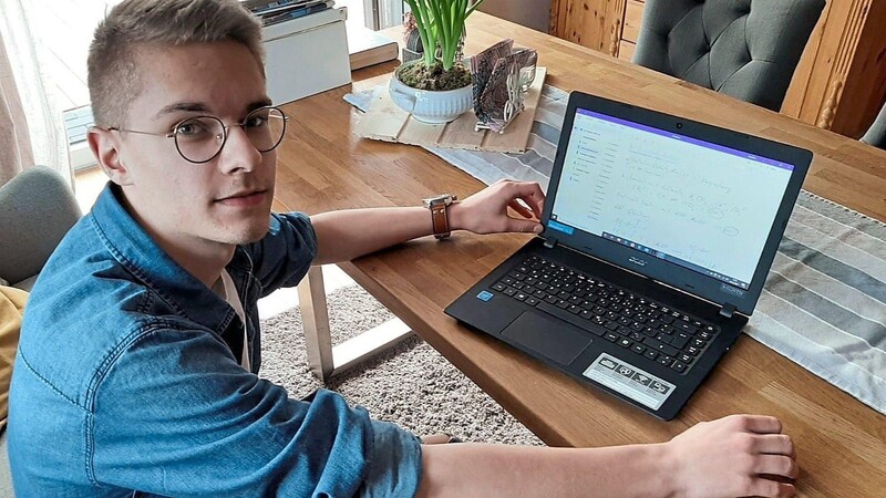 Maximilian Breu erledigt seine Schularbeiten zu Hause am Laptop. Der normale Unterricht geht ihm ab.