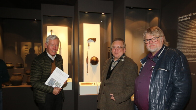 Willi Goetz, Autor Dr. Hans Geissler und Prof. Dr. Günther Moosbauer, Leiter des Gäubodenmuseums (v.l.) vor den Funden von Straßkirchen.