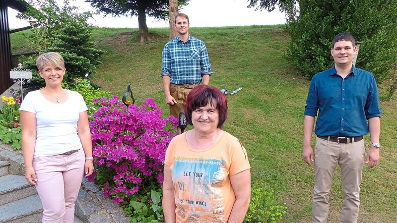 Zum 65. Geburtstag von Renate Simml übermittelte eine Abordnung der Dorfgemeinschaft Knöbling ihrem Gründungsmitglied und langjährigen Schatzmeisterin die herzlichsten Glückwünsche.