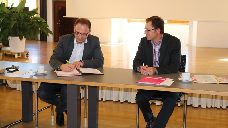 Bürgermeister Martin Stoiber (links) und Josef Scherl, Konzernbevollmächtigter Süd der Telekom, unterzeichneten die Vereinbarung.
