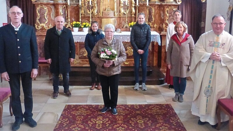 Die langjährige Mesnerin Agnes Bichlmayer bekam zum Abschied Blumen.