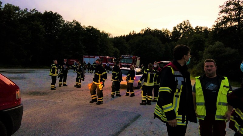 Zahlreiche Kräfte der Feuerwehren waren vor Ort, einige mussten sogar aus Viechtach von einem parallel laufenden Einsatz wieder abrücken.