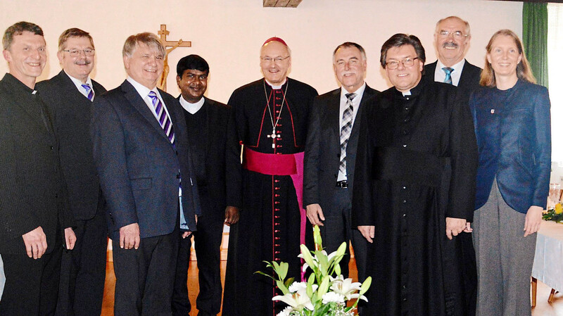 Einen hohen Gast - Bischof Rudolf persönlich (Mitte) - begrüßten Kirchenverwaltung und Pfarrgemeinderat anlässlich des Abschlusses der Kircheninnenrenovierung.