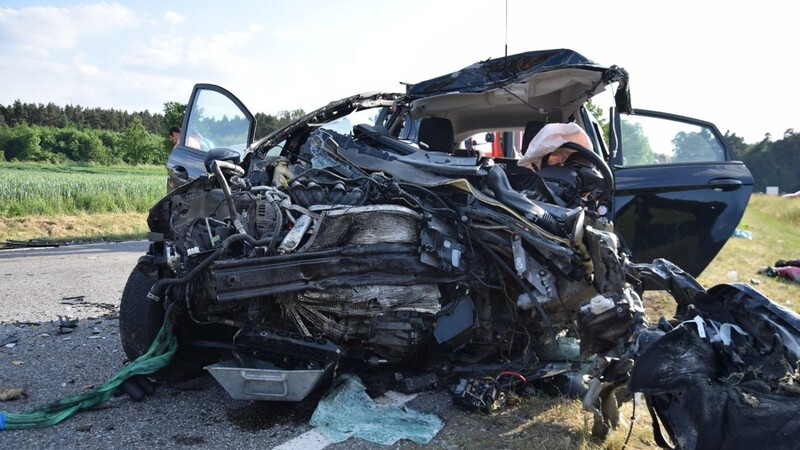 Bei einem Unfall am Mittwochnachmittag auf der Staatsstraße 2144 bei Rohr in Niederbayern kam ein 20-jähriger Mann ums Leben.