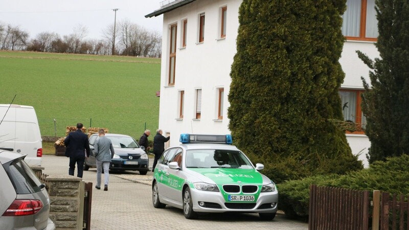 In einer Wohnung in Ascholtshausen waren zwei Frauen und ein Mann tot aufgefunden worden.