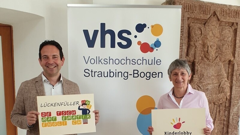 Ute Teiwes, stellvertretende Vorsitzende der Kinderlobby Straubing-Bogen, konnte dem Geschäftsführer der Landkreis-Volkshochschule, Robert Dollmann, auch für den Lückenfüller 1.1 die finanzielle Unterstützung durch den Kinderhilfsverein zusichern.