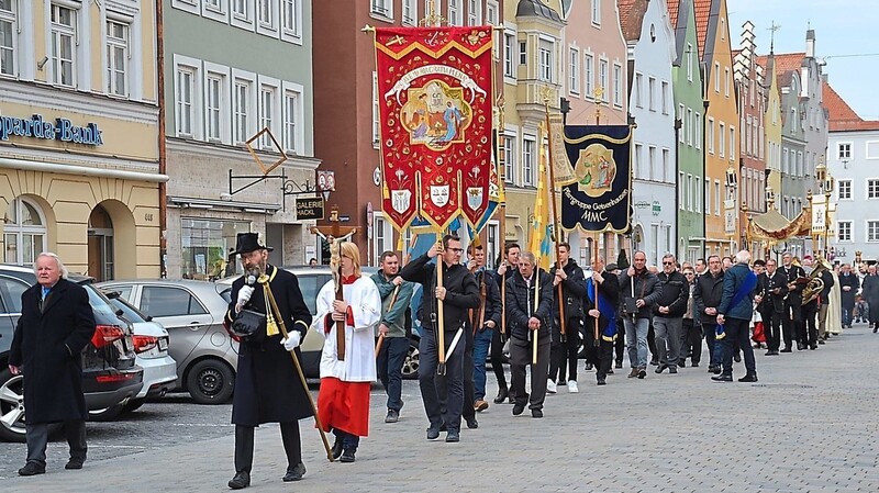 Die traditionelle Prozession führte die Marianische Männerkongregation wie gewohnt von der Martinskirche durch die Neustadt und zurück.