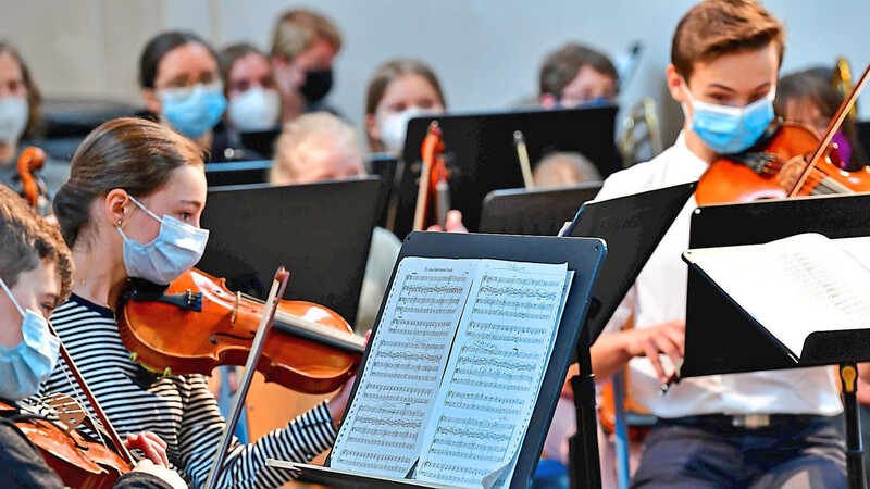 Für die jungen Musiker des Hans-Carossa-Gymnasiums war es das erste Konzert nach über zwei Jahren coronabedingter Pause.