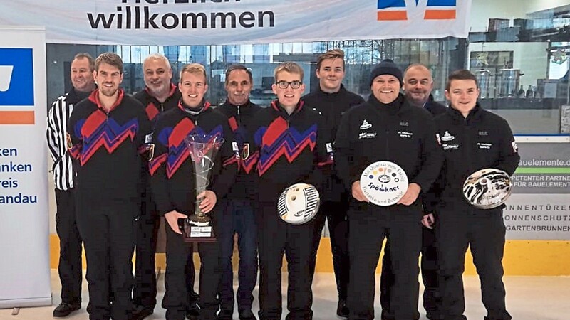 Der EC Pilsting II setzte sich im Finale gegen den EC Rinchnach durch und gewann den Wanderpokal zum dritten Mal.