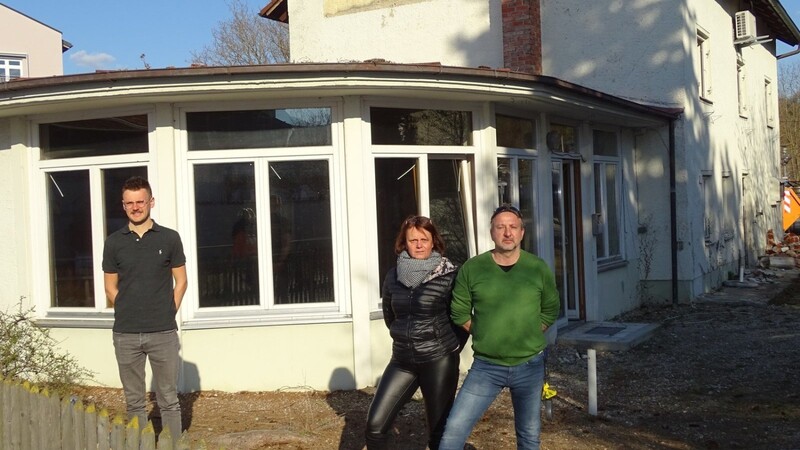 Franz, Petra und Marcel Eichinger (von links) nahmen im April 2021 Abschied von ihrer alten Wohn- und Arbeitsstätte.
