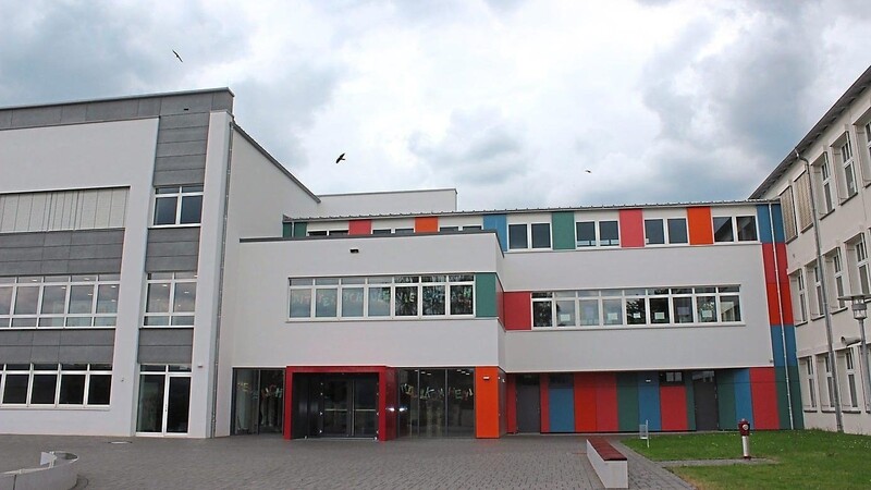 In Viechtach fördert die Bayerische Staatsregierung unter anderem die Generalsanierung der Mittelschule mit 207 000 Euro.