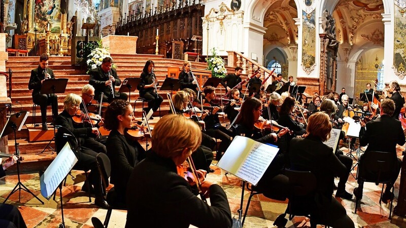 Das Domorchester Freising. Mächtig an Zahl und mächtig in der Darbietung.
