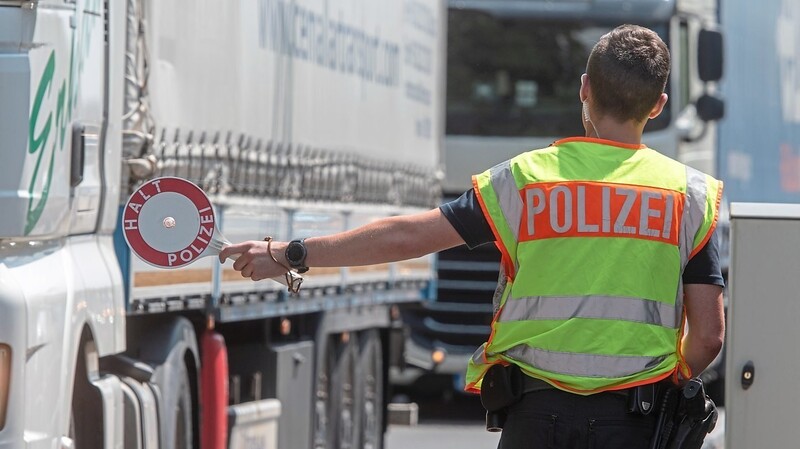 Rumänische Lastwagenfahrer hatten mindestens 20 Personen illegal nach Deutschland geschleust. Jetzt wurden sie deswegen zu zwei Jahren Haft ausgesetzt auf Bewährung verurteilt.