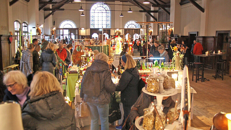 Viele Besucher waren am Wochenende in die Hubertushalle gekommen, um Weihnachtsgeschenke für ihre Lieben zu besorgen.