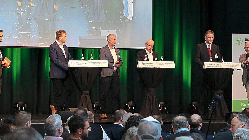 In der Podiumsdiskussion verteidigte Prof. Dr. Dr. Markus Schick (rechts) den Ansatz der Regierung. Das Publikum war davon wenig angetan.