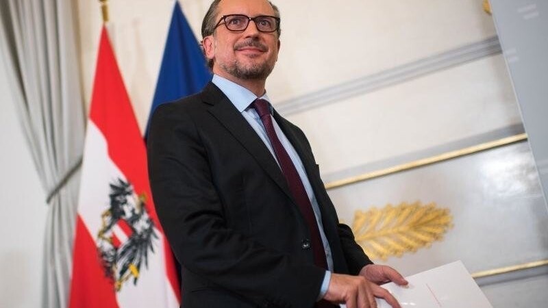 Österreichs Bundeskanzler Alexander Schallenberg kommt nach einer Krisensitzung mit den Ministerpräsidenten zu einer Pressekonferenz.