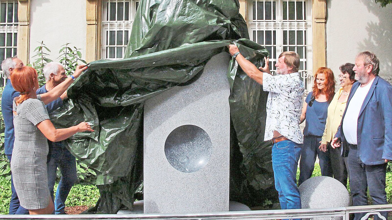 Verantwortliche der Stadt enthüllten zusammen mit Künstler Roland Mayer die zwei Granitstelen mit Kugel. Sie trägt den Namen Begegnungen.